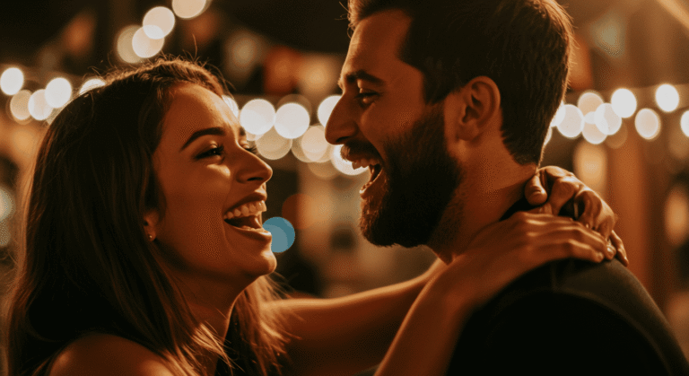 Casal rindo, simbolizando amizade e alegria no amor.