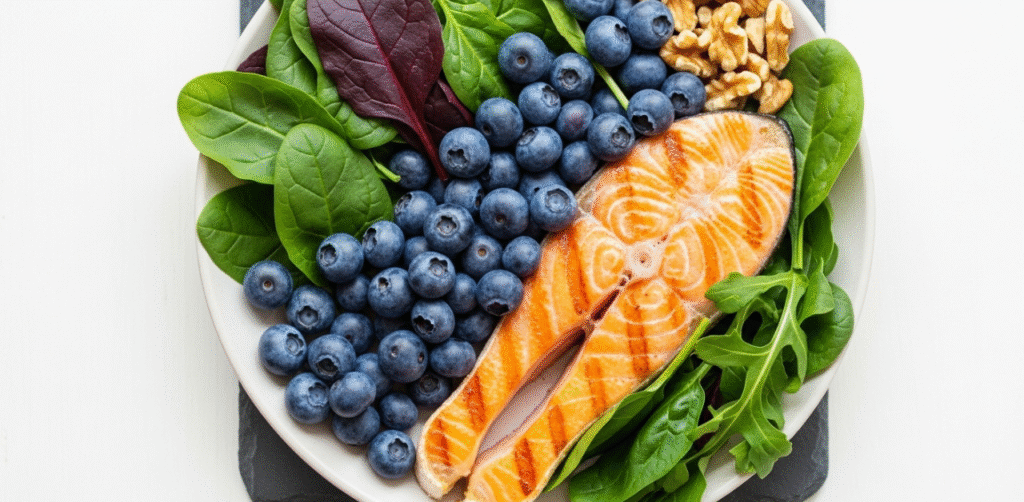 Prato vibrante com alimentos que sao a base de dietas anti-inflamatorias